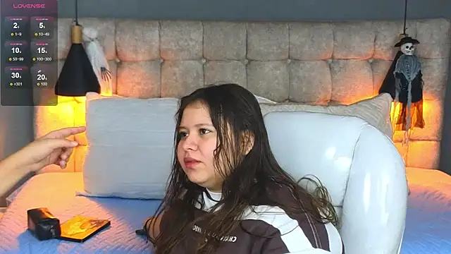 Laia and Aloby online show from October 2025 10:19:02 PM