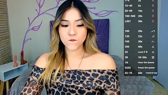 Snapshot of DahliaMoore chatting on December 2024 03:33:02 AM DahliaMoore online show from December 2024 03:33:02 AM