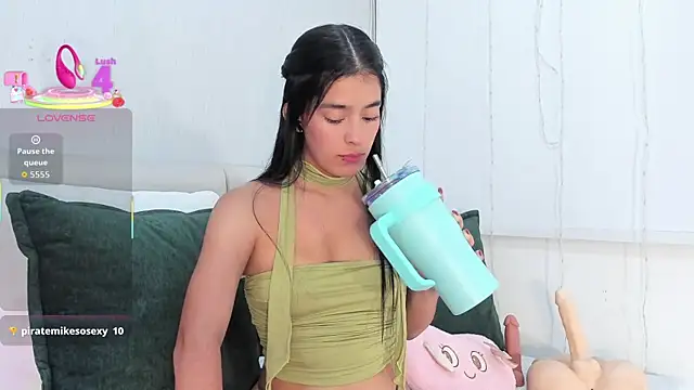 Isaa Queen online show from October 2025 08:05:02 PM