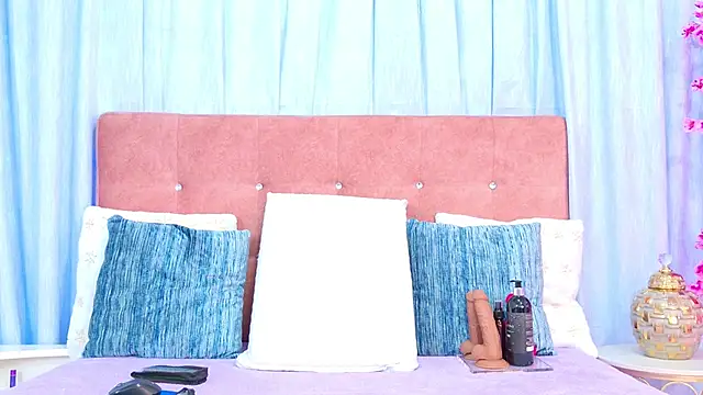 Snapshot of AlliciaKim chatting on October 2025 07:14:01 PM AlliciaKim online show from October 2025 07:14:01 PM