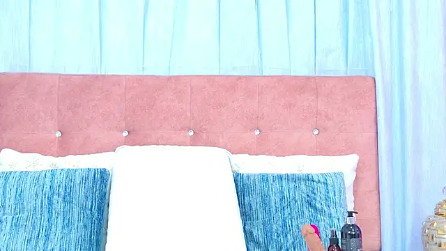 Snapshot of AlliciaKim chatting on October 2025 07:18:01 PM AlliciaKim online show from October 2025 07:18:01 PM