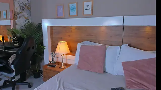 EmaBakker online show from April 2026 10:24:01 AM
