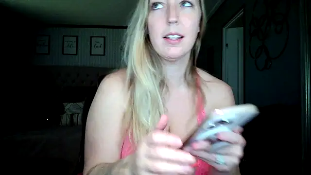 Snapshot of lucyallen4201 chatting on December 2024 06:28:01 PM lucyallen4201 online show from December 2024 06:28:01 PM