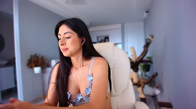 auroracaruso11 online show from March 2025 01:08:02 PM