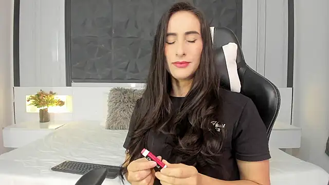 Snapshot of SaraGomez1 chatting on October 2025 12:47:01 PM SaraGomez1 online show from October 2025 12:47:01 PM