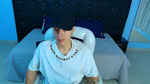 Snapshot of Lobo_17_ chatting on January 2025 03:41:02 AM Lobo 17 online show from January 2025 03:41:02 AM