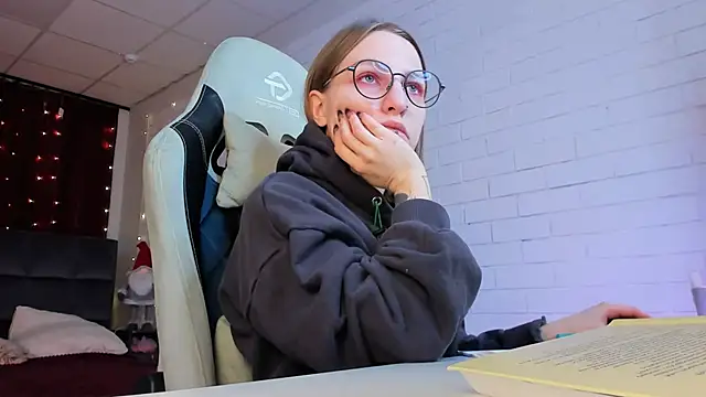 AphexQueen online show from February 2025 08:42:01 PM