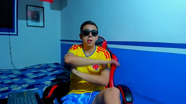Snapshot of maxowens_oficial chatting on June 2026 08:03:01 AM maxowens oficial online show from June 2026 08:03:01 AM