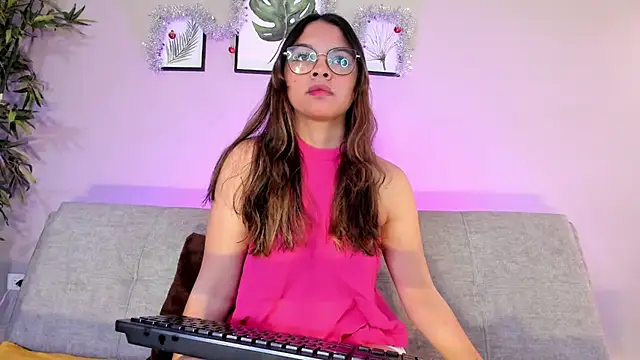 Snapshot of miaa_lux chatting on December 2024 07:07:01 PM miaa lux online show from December 2024 07:07:01 PM