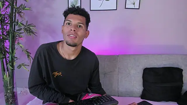 Snapshot of miaa_lux chatting on February 2025 12:07:01 AM miaa lux online show from February 2025 12:07:01 AM