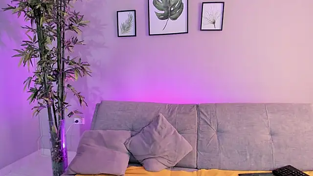 Snapshot of miaa_lux chatting on February 2025 09:50:01 PM miaa lux online show from February 2025 09:50:01 PM