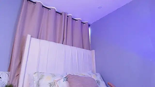 Shenoa1 online show from November 2025 12:17:01 PM