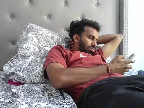 skinny  boy   online show from November 2025 04:50:01 PM