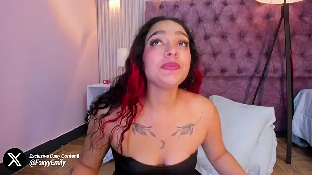 Snapshot of EMILYY_FOXY chatting on February 2025 01:44:02 AM EMILYY FOXY online show from February 2025 01:44:02 AM