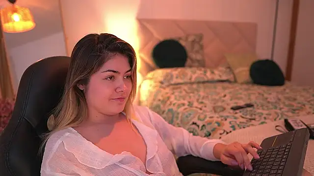 Lau Bee online show from November 2025 06:21:02 PM