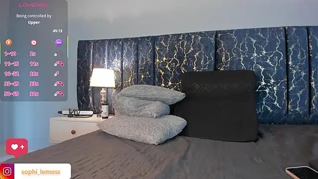 Sophia Lemos online show from December 2025 01:37:02 PM