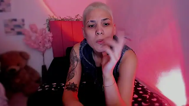 Snapshot of Charlee_pink chatting on February 2026 03:25:01 AM Charlee pink online show from February 2026 03:25:01 AM