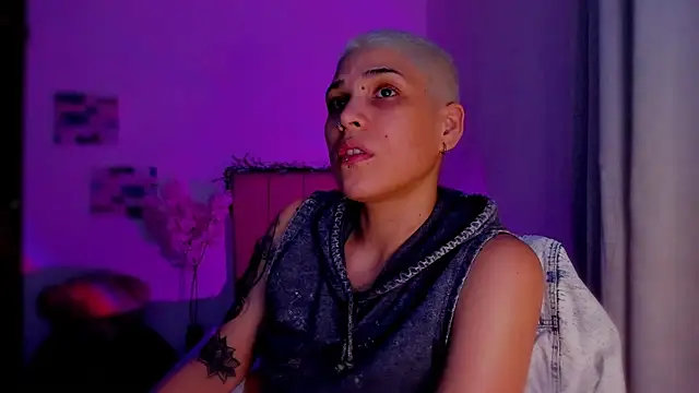Snapshot of Charlee_pink chatting on February 2026 04:44:01 AM Charlee pink online show from February 2026 04:44:01 AM