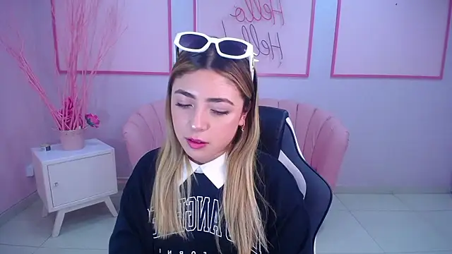Snapshot of channel_blonde_a chatting on December 2024 04:58:01 PM channel blonde a online show from December 2024 04:58:01 PM