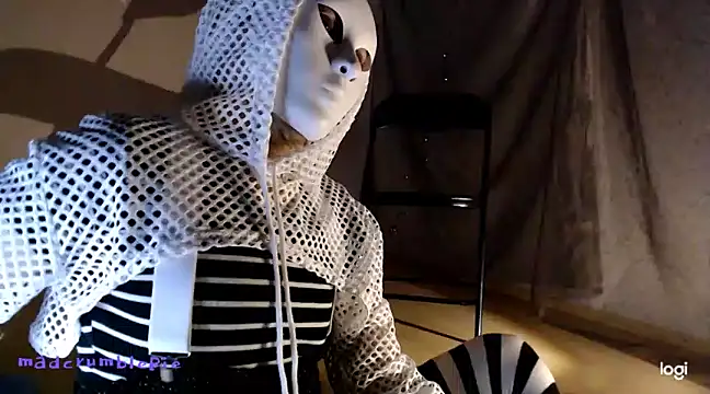 madcrumblepie online show from December 2024 08:36:02 PM