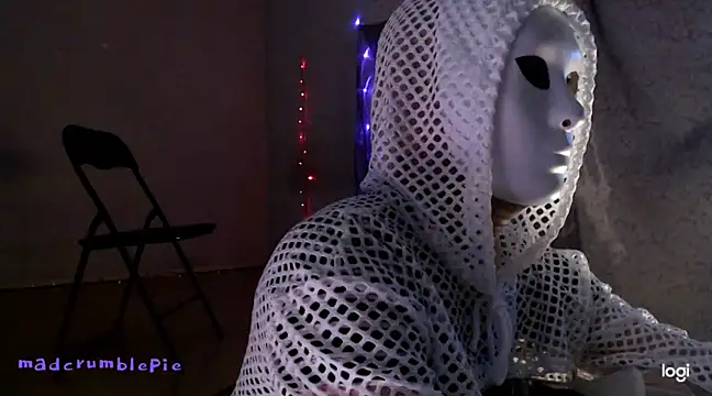 madcrumblepie online show from January 2025 07:40:01 PM