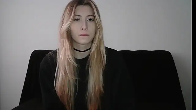 ErikaShyy online show from November 2025 10:47:02 AM