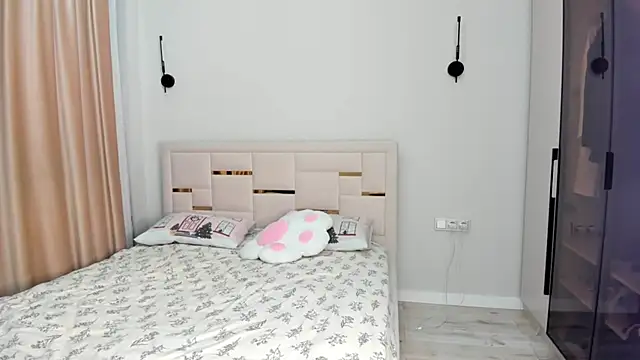 Snapshot of Lola_Peach chatting on December 2025 03:00:01 AM Lola Peach online show from December 2025 03:00:01 AM