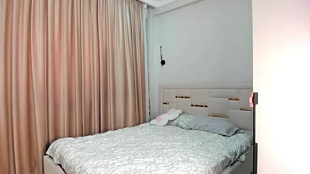 Snapshot of Lola_Peach chatting on December 2025 04:54:01 AM Lola Peach online show from December 2025 04:54:01 AM