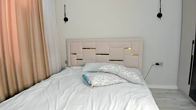 Lola Peach online show from March 2026 05:37:02 AM