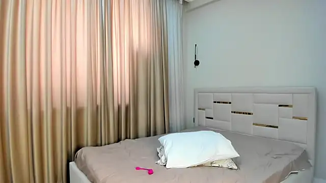 Lola Peach online show from March 2026 05:44:01 AM