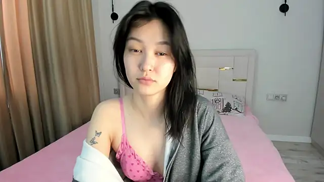 Snapshot of Lola_Peach chatting on April 2026 05:12:02 AM Lola Peach online show from April 2026 05:12:02 AM