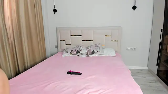 Snapshot of Lola_Peach chatting on April 2026 04:40:01 AM Lola Peach online show from April 2026 04:40:01 AM