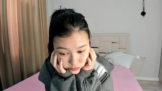 Snapshot of Lola_Peach chatting on April 2026 04:48:01 AM Lola Peach online show from April 2026 04:48:01 AM