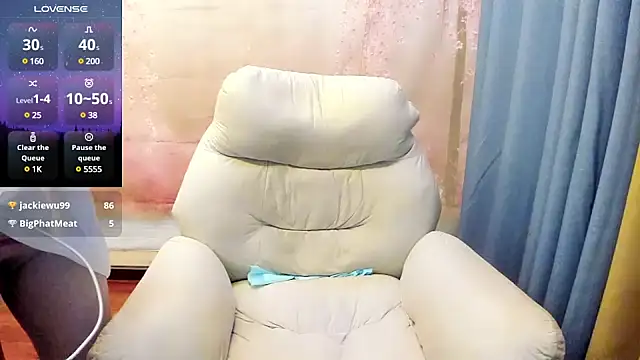 Snapshot of Pennyee chatting on March 2025 10:44:01 AM Pennyee online show from March 2025 10:44:01 AM