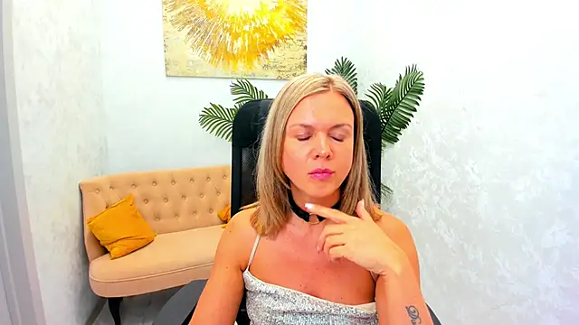 AgathaKlouin online show from March 2025 07:25:01 PM