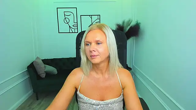 AgathaKlouin online show from September 2025 07:38:01 PM