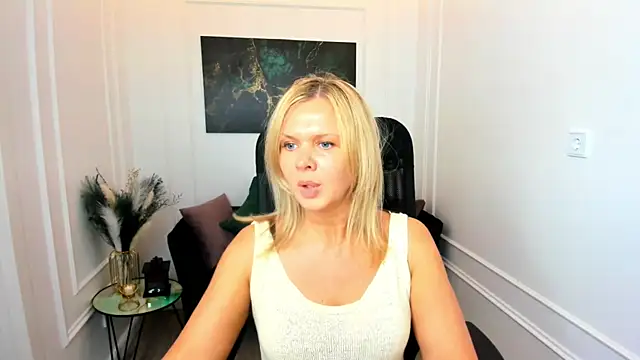 AgathaKlouin online show from June 2026 11:25:02 AM