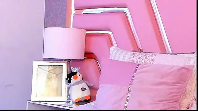 Snapshot of KylieMonnett chatting on February 2026 01:05:02 AM KylieMonnett online show from February 2026 01:05:02 AM