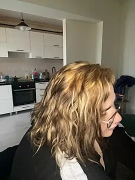 Leya  Droit online show from March 2025 06:48:02 AM