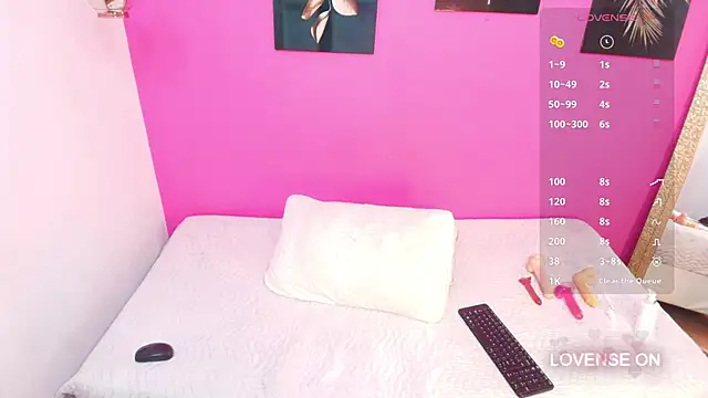 Snapshot of petitelittleebony chatting on December 2024 06:31:02 PM petitelittleebony online show from December 2024 06:31:02 PM