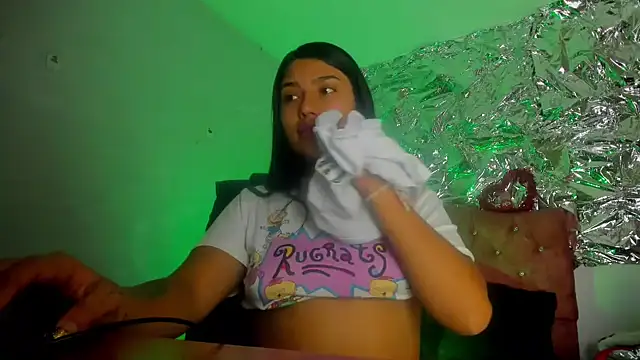 Snapshot of SarahStones chatting on February 2026 05:37:01 AM SarahStones online show from February 2026 05:37:01 AM