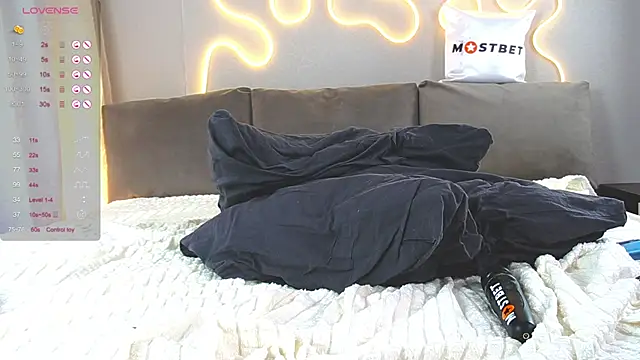 Snapshot of Chloeromantic chatting on December 2024 02:24:01 AM Chloeromantic online show from December 2024 02:24:01 AM