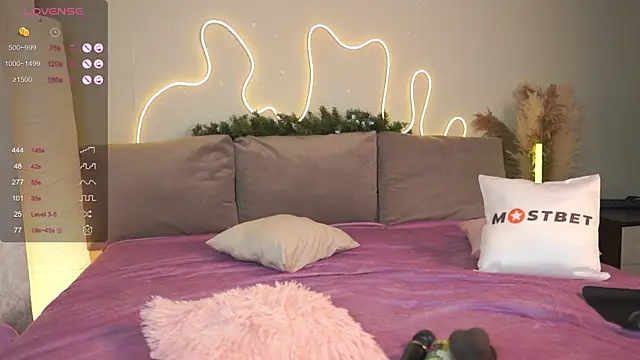 Snapshot of Chloeromantic chatting on January 2025 11:29:01 PM Chloeromantic online show from January 2025 11:29:01 PM