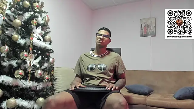 Snapshot of Darren_hot2 chatting on December 2024 07:53:02 PM Darren hot2 online show from December 2024 07:53:02 PM