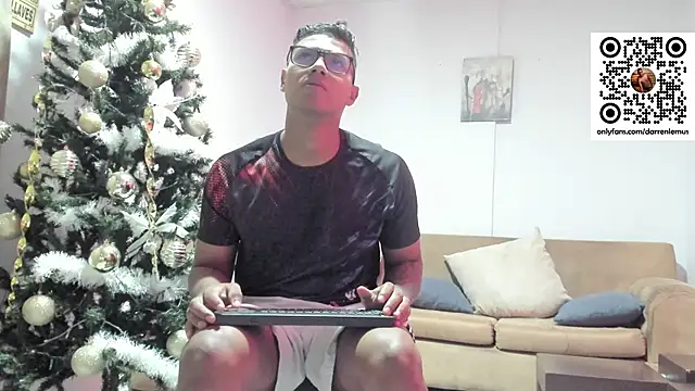 Snapshot of Darren_hot2 chatting on January 2025 07:34:01 PM Darren hot2 online show from January 2025 07:34:01 PM