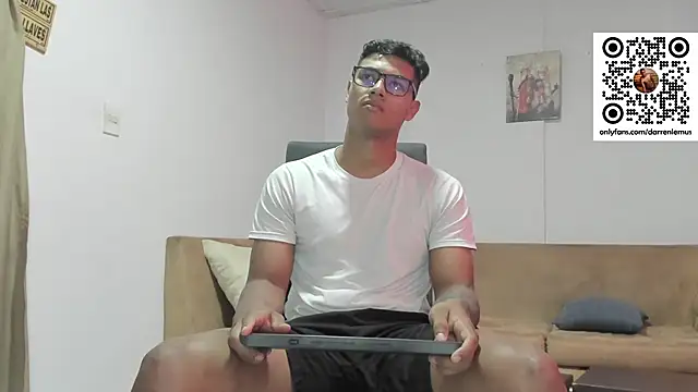 Snapshot of Darren_hot2 chatting on January 2025 07:29:01 PM Darren hot2 online show from January 2025 07:29:01 PM