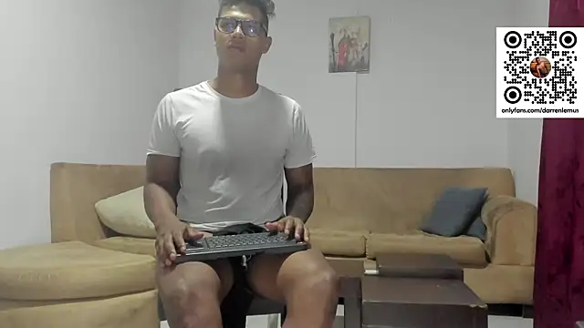 Snapshot of Darren_hot2 chatting on January 2025 08:29:01 AM Darren hot2 online show from January 2025 08:29:01 AM