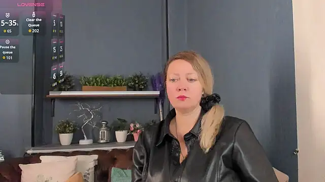 Snapshot of JesiaFoxi chatting on November 2025 01:00:02 PM JesiaFoxi online show from November 2025 01:00:02 PM