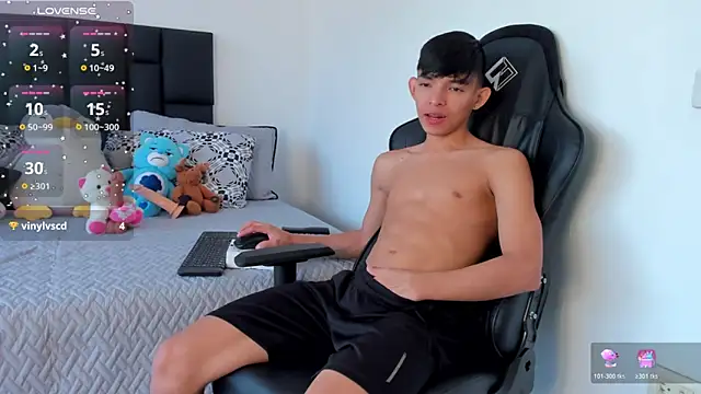 Snapshot of Tonny_twink_ chatting on December 2025 04:14:01 PM Tonny twink online show from December 2025 04:14:01 PM