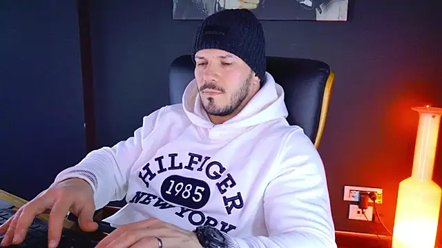 Snapshot of AngeloEric chatting on January 2025 01:49:01 PM AngeloEric online show from January 2025 01:49:01 PM